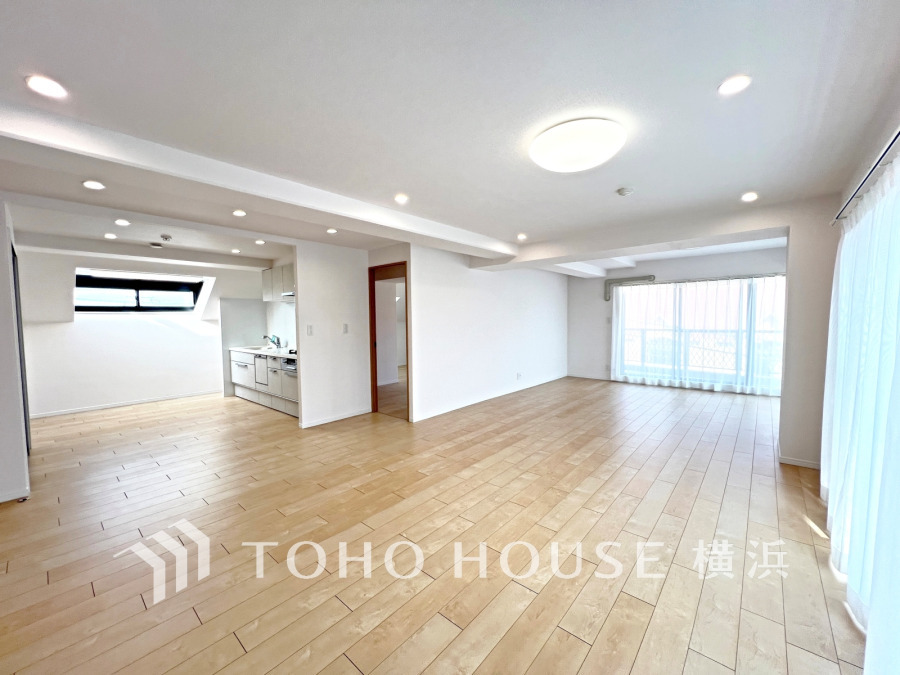 明るく開放的な空間が広がるLDK。室内には豊かな陽光が注ぎ込み、爽やかな住空間を演出。