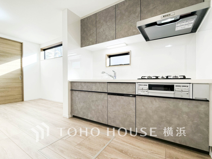 誰もが使いやすいデザインにこだわったキッチン。プライベートスペースを彩るインテリアとしての美と、快適な日常を支える機能性と強さがひとつになったキッチンです。