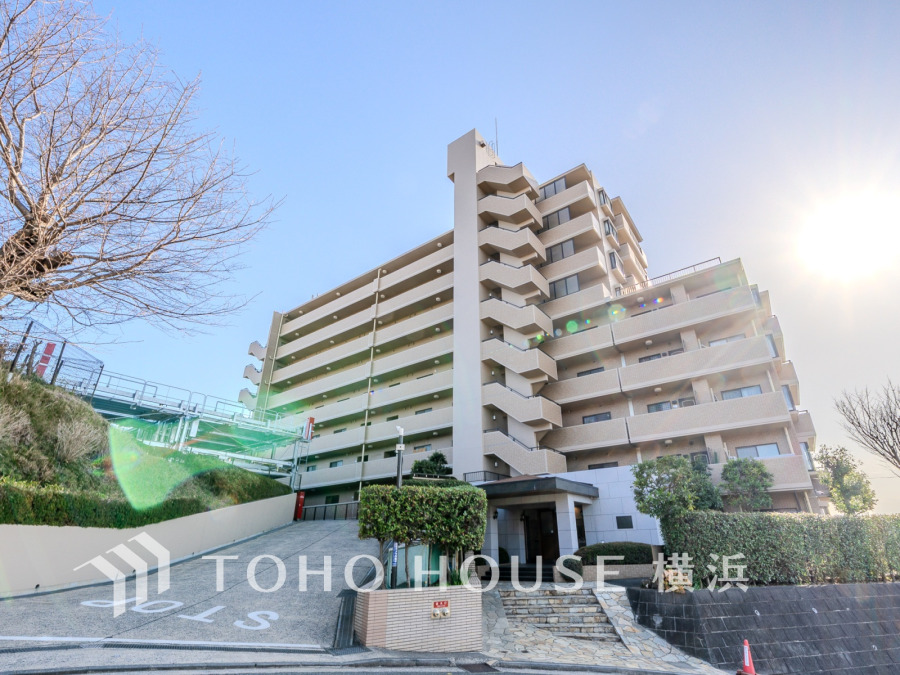 時代の流れに惑わされないシックなカラートーンで街並みに溶け込む外観は、主張し過ぎず、また平凡になり過ぎず絶妙なコントラストで輝きを放ちます。