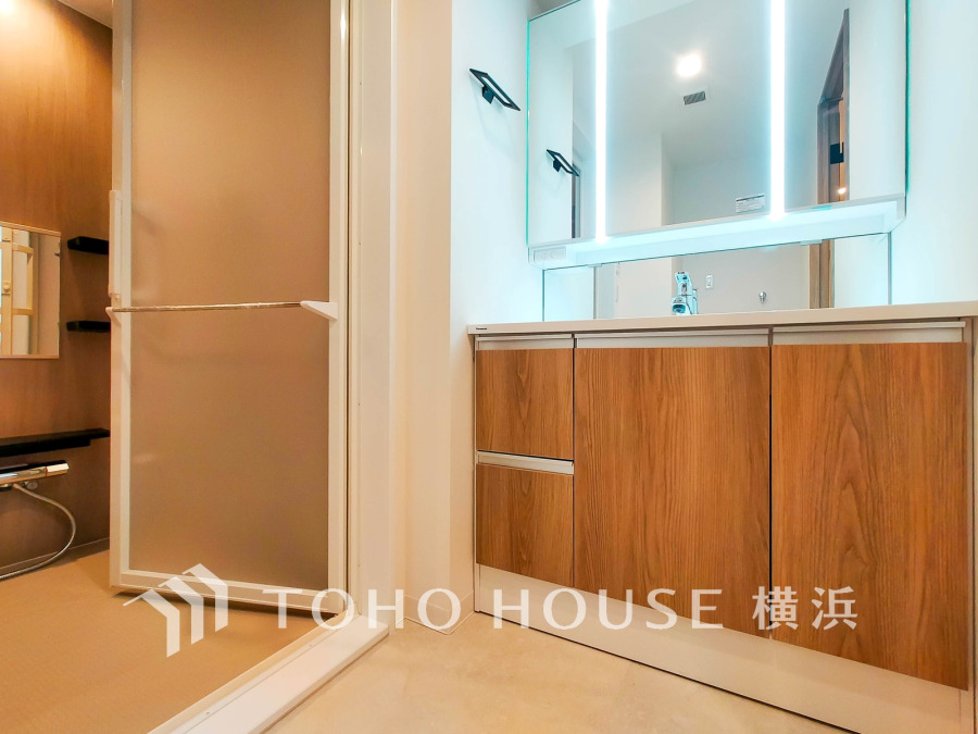 新規交換された洗面化粧台は美しく使いやすい機能が備えられています。