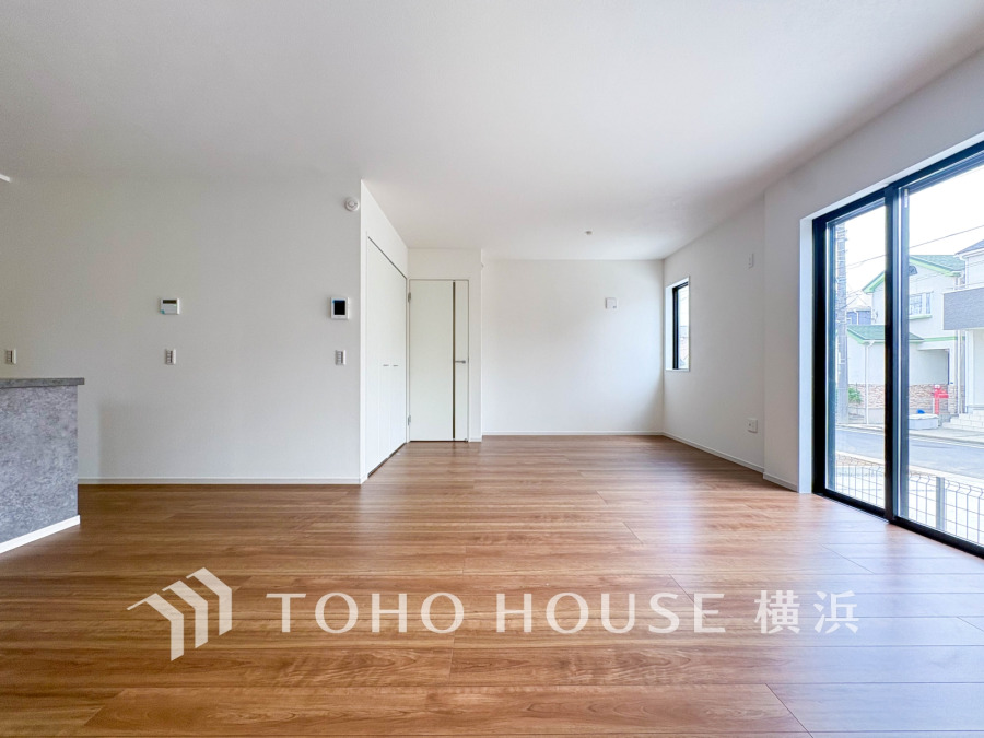 広々としたリビングダイニングは大きな窓から自然光が差し込み、明るく開放的な空間を実現しています。