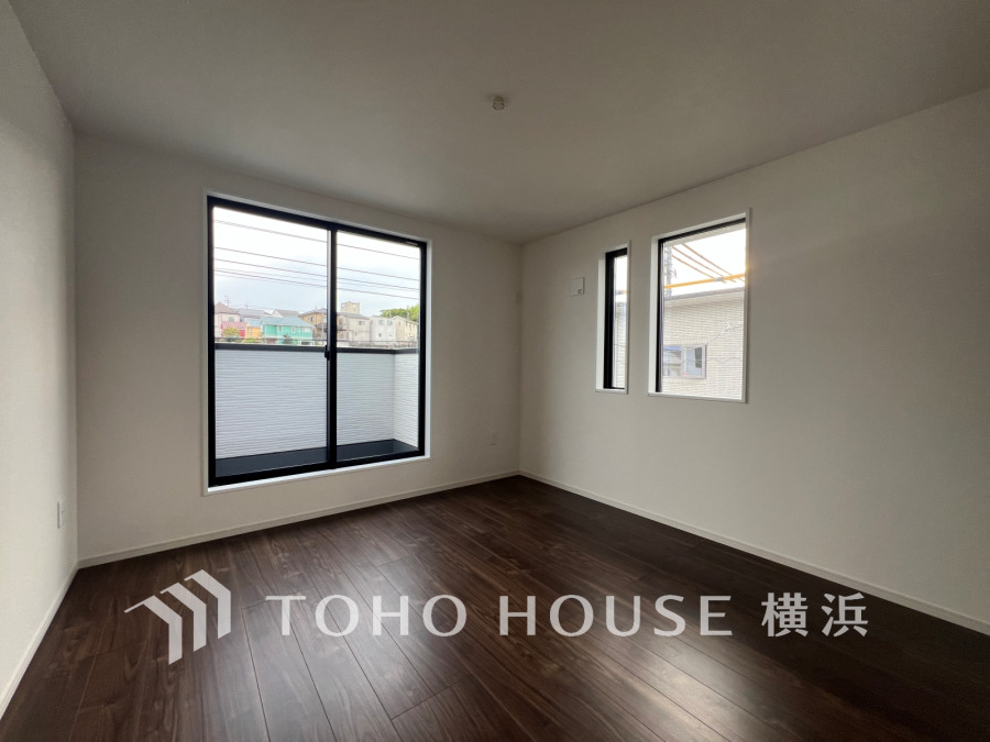 穏やかな風と陽光を導き、プライバシーに配慮された設計プランを採用し、居住性を一段と心地よいものにしています。明るく開放的な空間を演出しております。