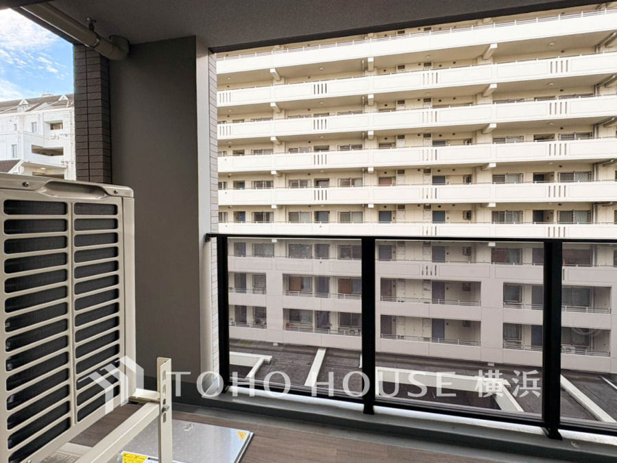 ゆったりしたバルコニー。隣接する建物とも距離があり、開放感のある眺望が魅力です。