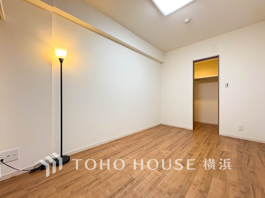 落ち着いた木目調フローリングの洋室。ウォークインクローゼット付きで収納力も充実しています。