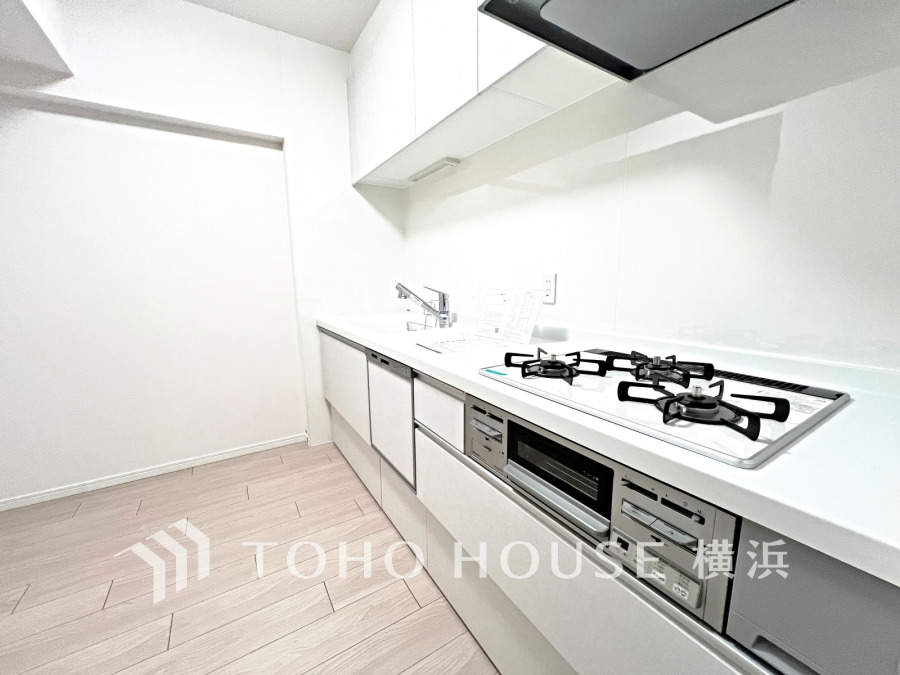 作業に集中しやすい独立型のキッチン。新規交換されたシステムキッチンの清潔感あふれる空間です。
