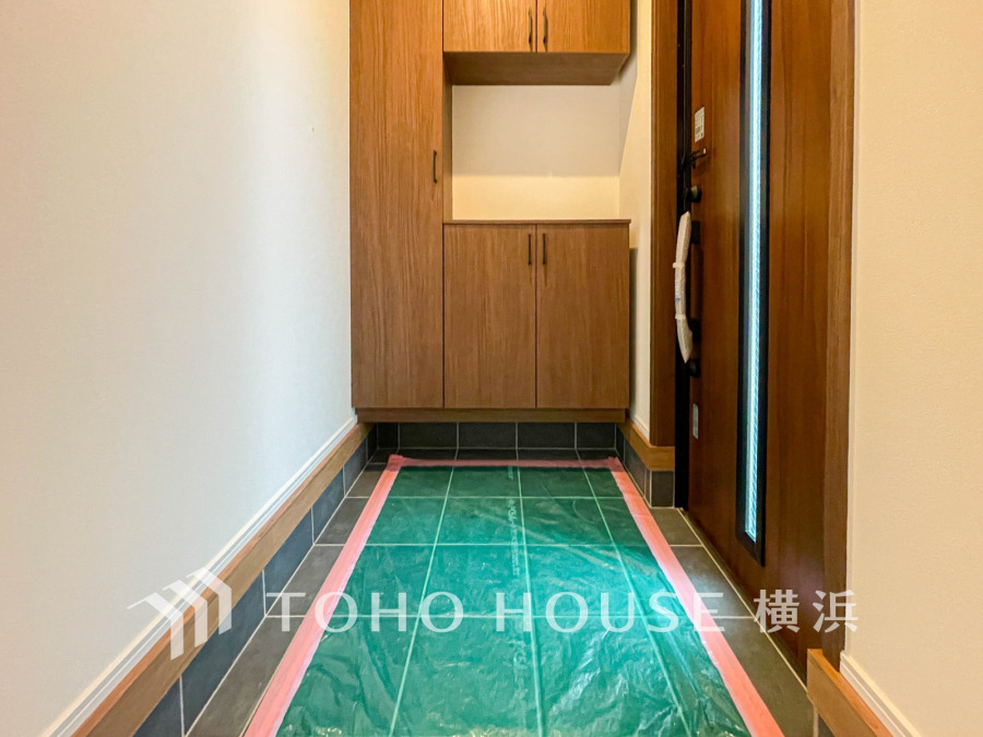 落ち着いた色の建具がホッとさせてくれます。ドアからやわらかな光の入る心地よい空間。
