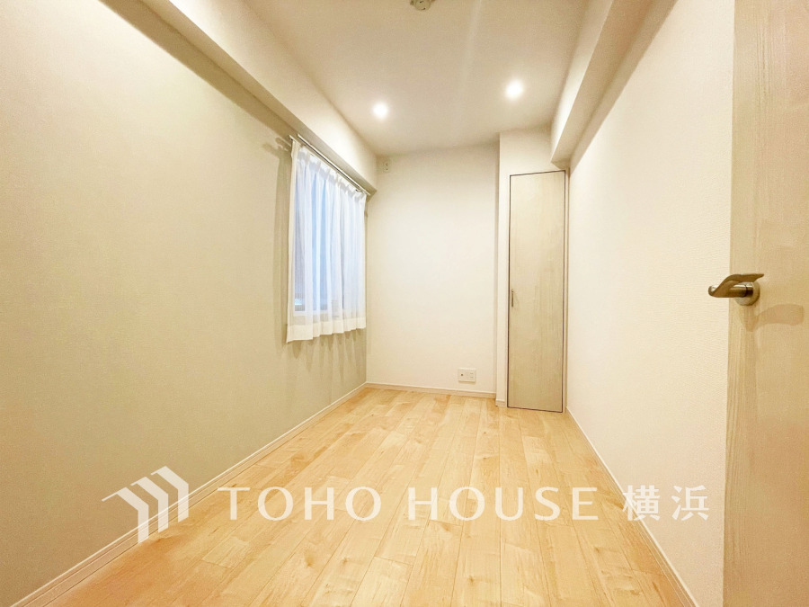 シンプルで使いやすい洋室。プライベートな自分時間を快適に過ごせるお部屋です。