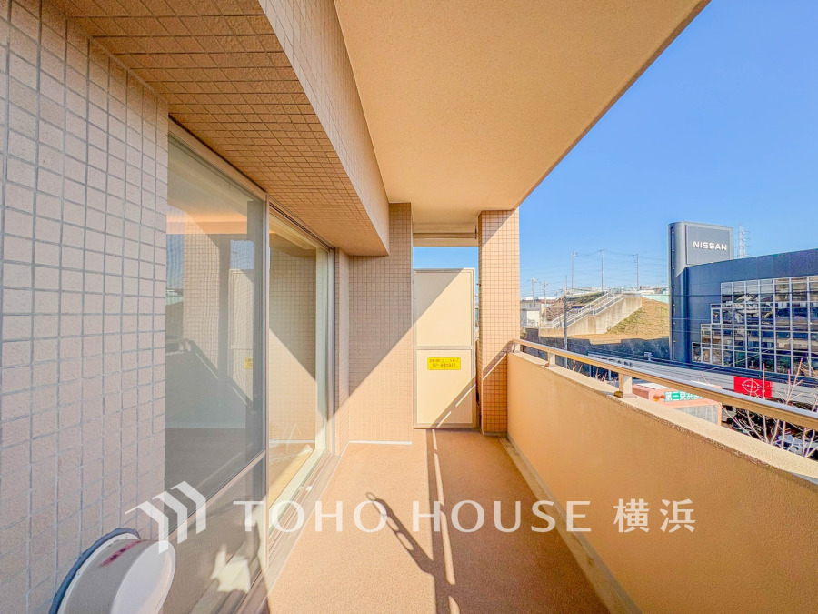 南向きで開放感のあるバルコニーです。日当りがよく、日照時間も長い為洗濯物も短時間で乾きそう。
