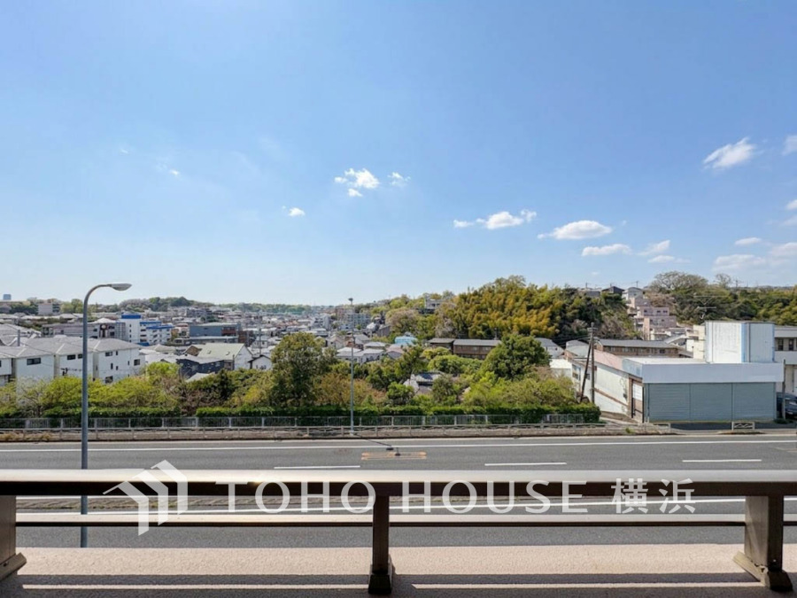 手を伸ばせば、ふれることが出来そうな環境が、そのままインテリアになったような印象です。その豊かな眺望にふさわしい空間には、通風・採光にも優れ、心地よい光と風があふれています。