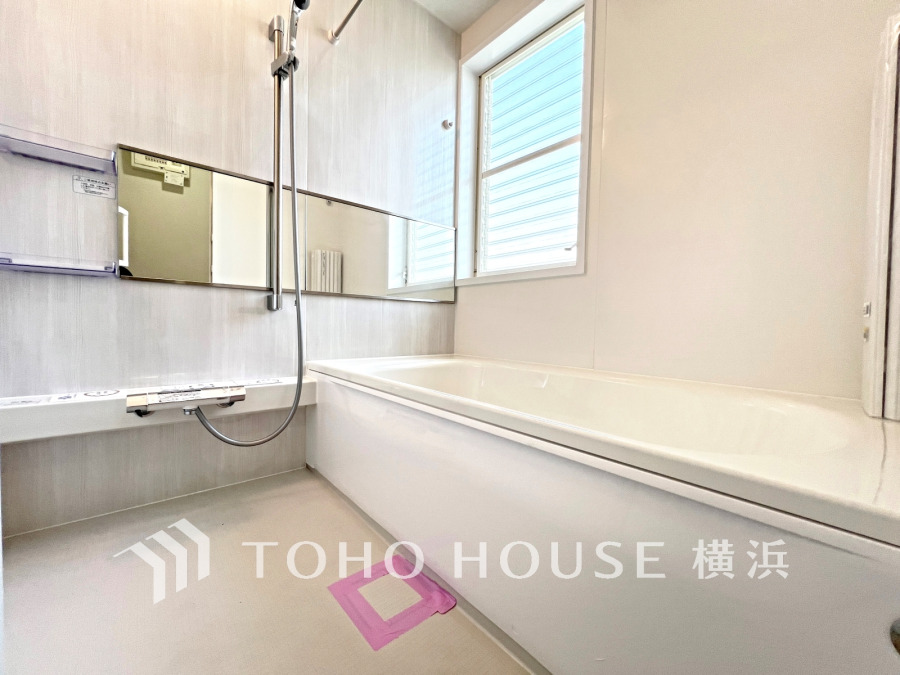 心地よいリラックスを叶える清潔感溢れる美しい空間。快適で機能的なバスルームです。
