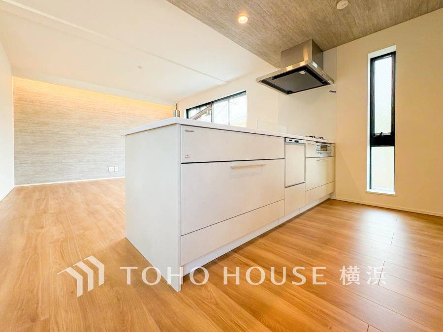 プライベートスペースを彩るインテリアとしての美と、快適な日常を支える機能性と強さがひとつになったキッチンです。開放的な対面カウンターキッチンはリビングと一体感のある空間。