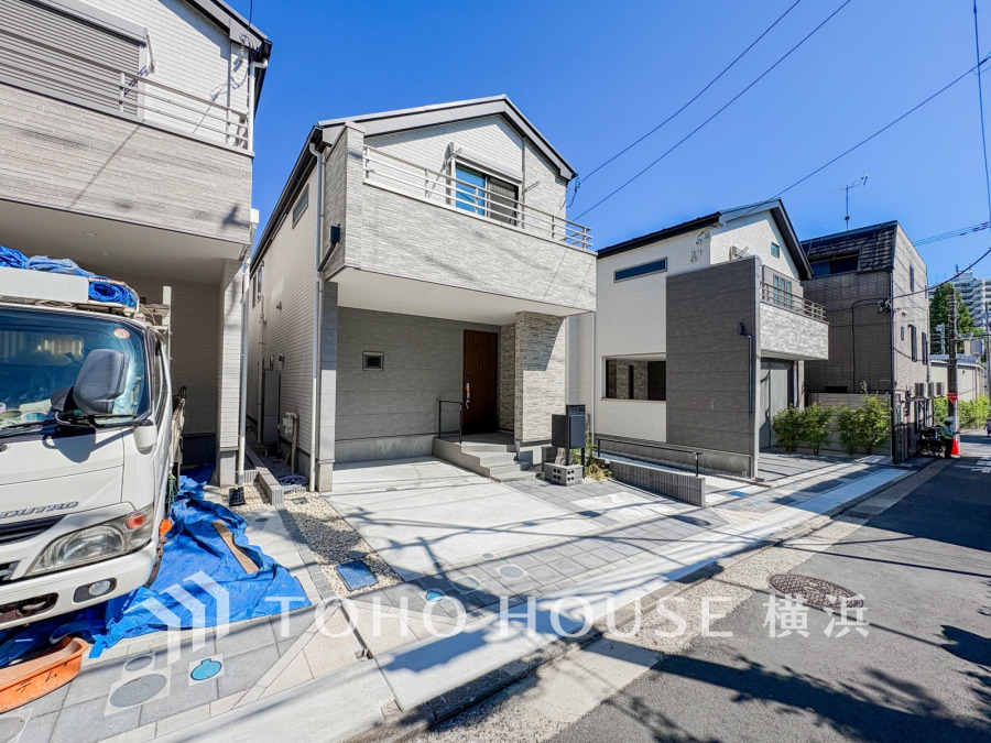 穏やかな風と陽光を導き、プライバシーに配慮された設計プランを採用し、居住性を一段と心地よいものにしています。周辺環境とのコラボレーションにより明るく開放的な空間を演出。