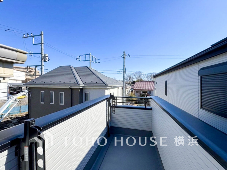 陽当たり良好で洗濯物も快適に干せる、ゆったりとしたバルコニーのある住まいです。