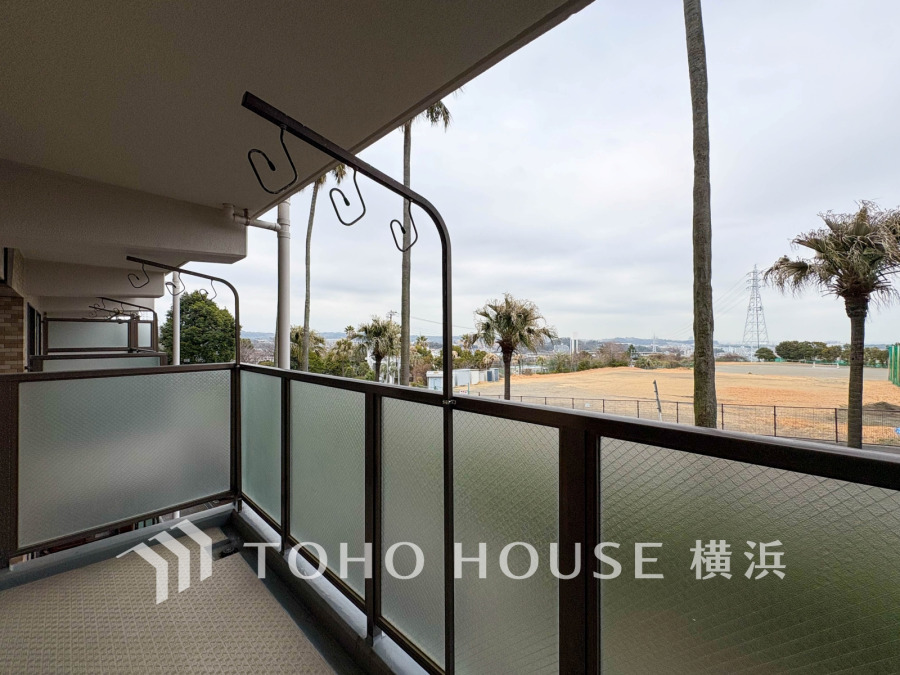 目の前に六浦スポーツ広場が広がる開放的なロケーション。