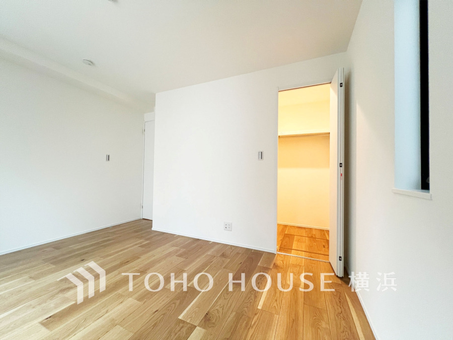 自然光が差し込む明るい室内。大型のウォークインクローゼット付きです。