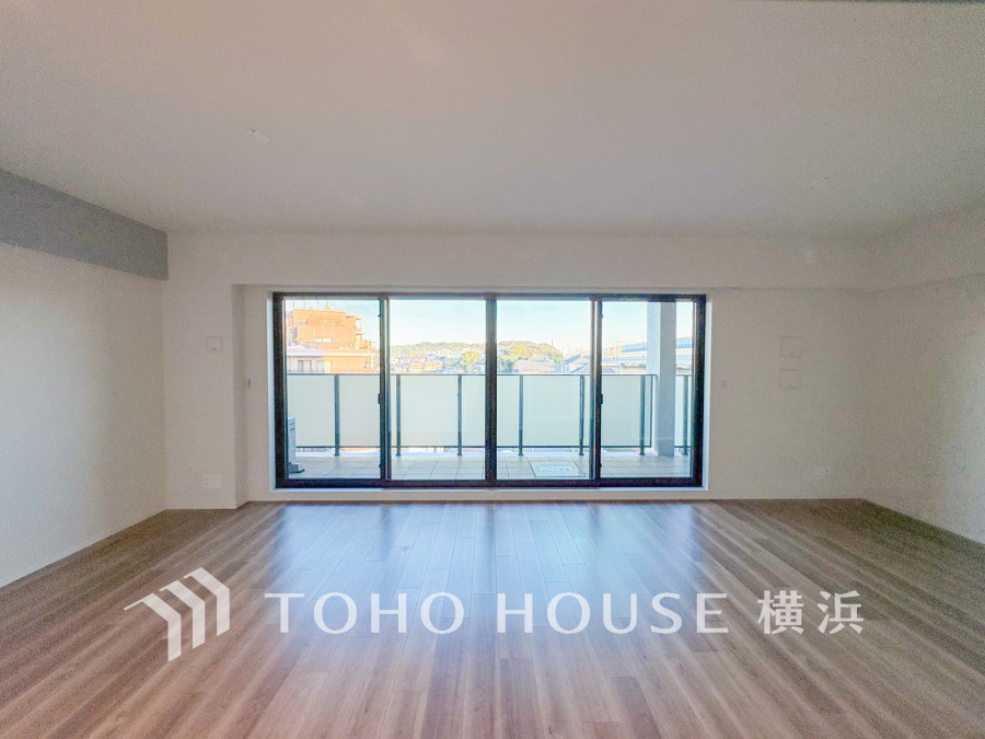 ここにはみんなが集い、食事と楽しい会話が始まる。話に夢中になりすぎて、ついつい時を忘れてしまう。そんな束の間の幸せを感じさせてくれる場所。