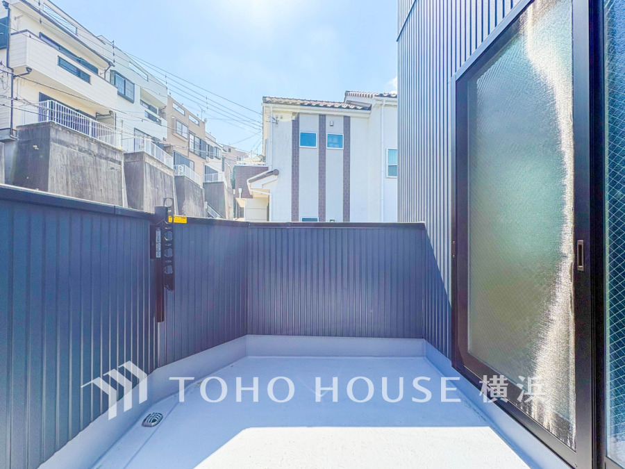 季節感を演出する多彩な樹木と豊かな彩りが重なり、四季折々の変化を楽しめる心地よい場所となることでしょう。時間の経過と共に味わいが出る素敵な空間へ。