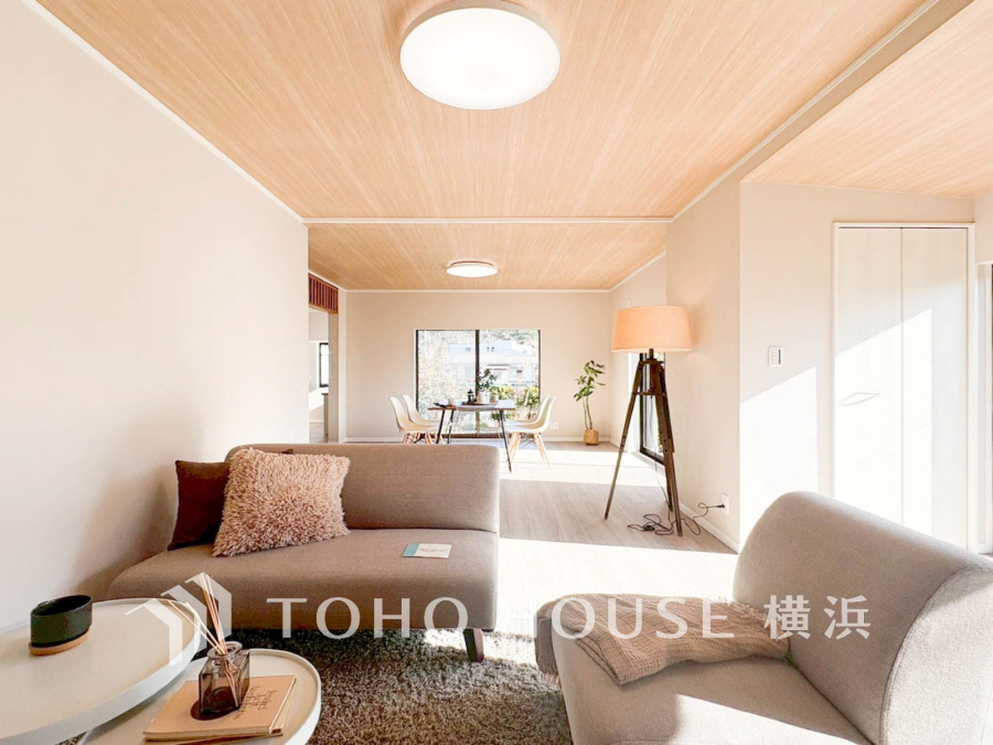 光と風が溢れる開放的なLDKには、自然と家族みんなが集まってきます。明るく穏やかな空気が流れるこの場所は、豊かな寛ぎと笑顔の団欒をいつも優しく守ってくれることでしょう。