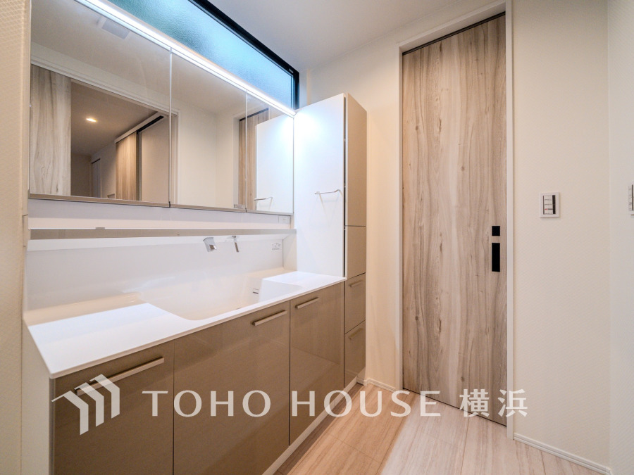 落ち着いた色使いのパウダールームはドレッシーな雰囲気で、上質を感じられる空間。朝晩のケアをする大切な場所だからこそ、ゆったりした落ち着きと清潔感を持たせました。