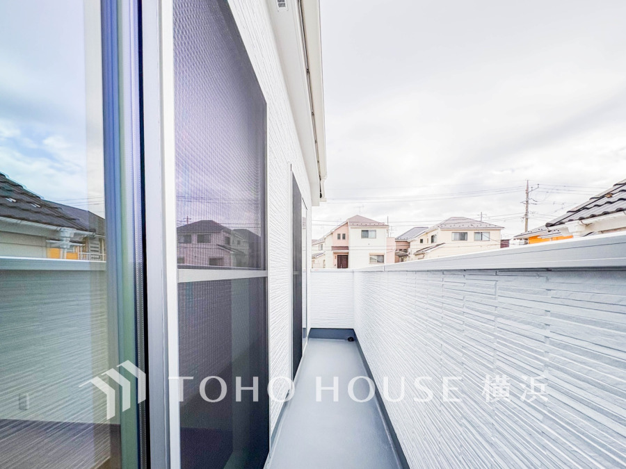 気持ちのいい空が見渡せる広いバルコニー。爽やかな風を感じて、心躍る素敵な暮らしがはじまります。