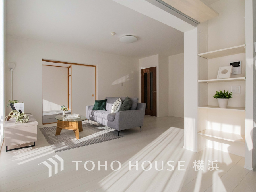 自然光が差し込む明るいリビング。シンプルで落ち着いたデザインが心地よい空間を演出します。