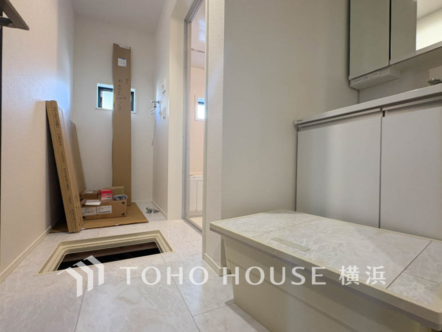 【2025年12月撮影】十分な大きさの洗面台は、身だしなみチェックや歯磨きなど、朝の慌ただしい時間でも余裕とゆとりを感じて頂けます。