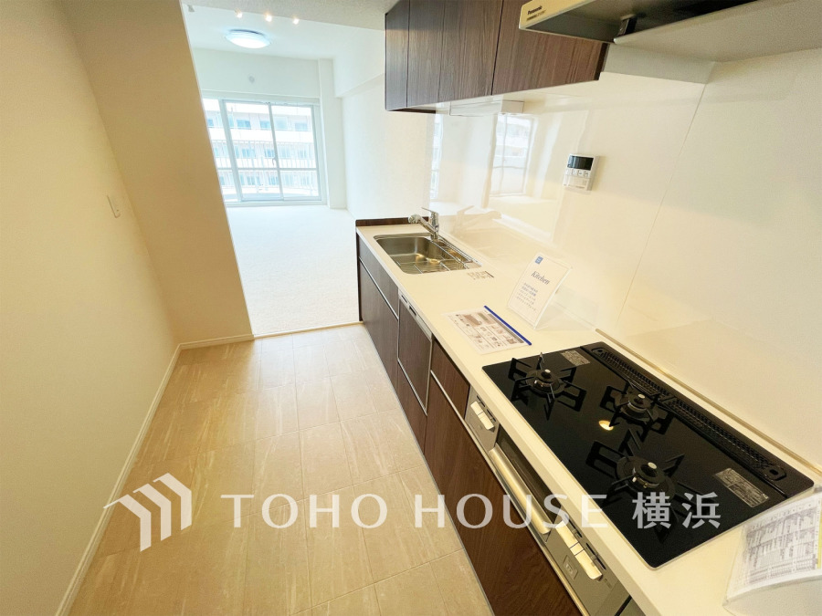 作業に集中しやすい独立型のキッチン。新規交換されたシステムキッチンの清潔感あふれる空間です。
