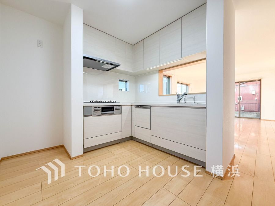 家事を効率よくこなせるL字型キッチン。美しさと機能性を両立したシステムキッチンです。
