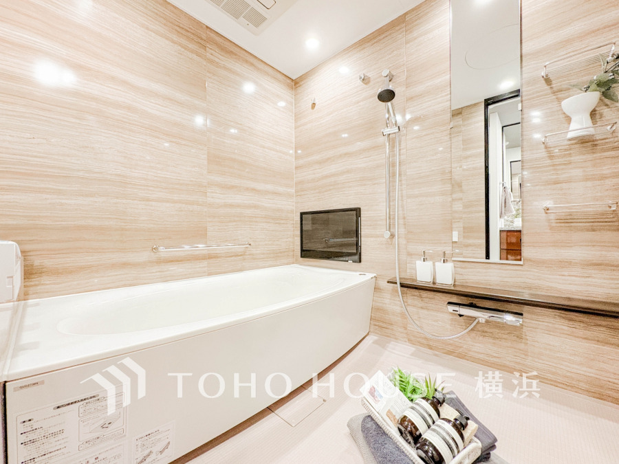 上質が感じられる質感とカラーリングで、清潔な空間美を実現。一日の疲れが癒される優雅なバスタイムを堪能できるゆとりあるバスルームです。