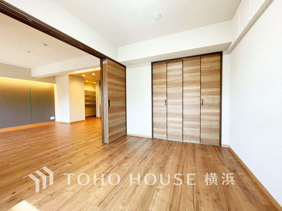 1日の疲れを癒し、心地よく寛げるようゆったりとした広さを確保しています。プライベートタイムをより優雅に穏やかに…。落ち着いた雰囲気を紡ぎます。