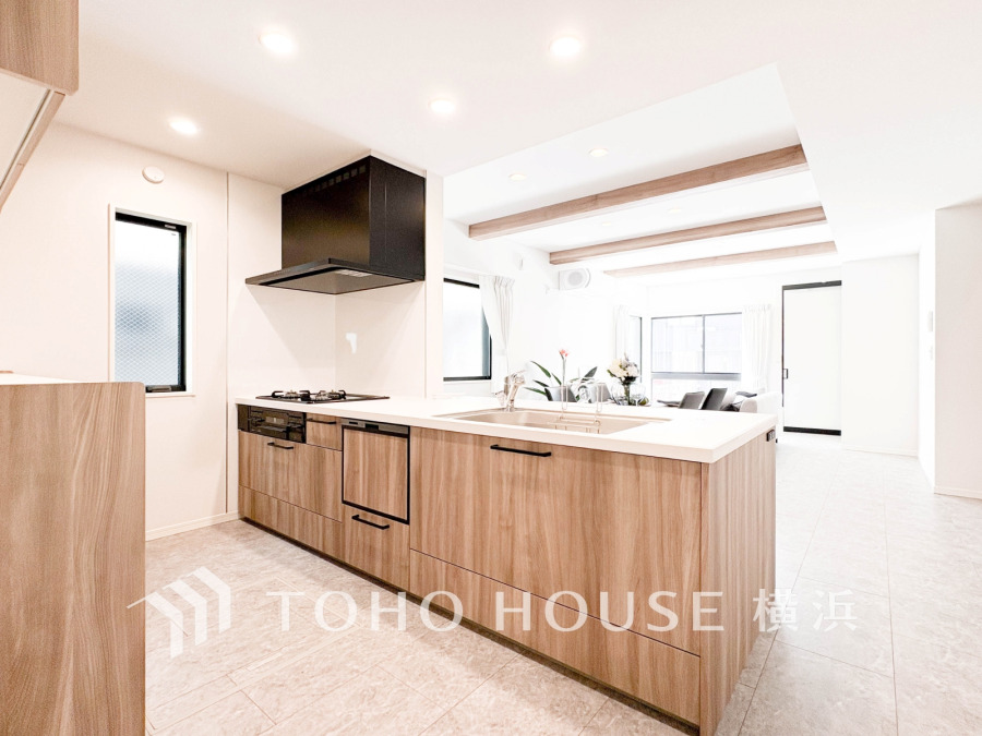 多彩な機能と洗練された美しいデザイン、細やかな優しさが毎日を演出します。プライベートスペースを彩るインテリアとしての美と、快適な日常を支える機能性と強さが一つになったキッチン。