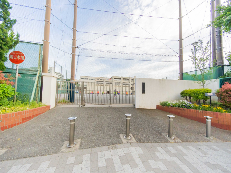 横浜市立稲荷台小学校　約450ｍ
