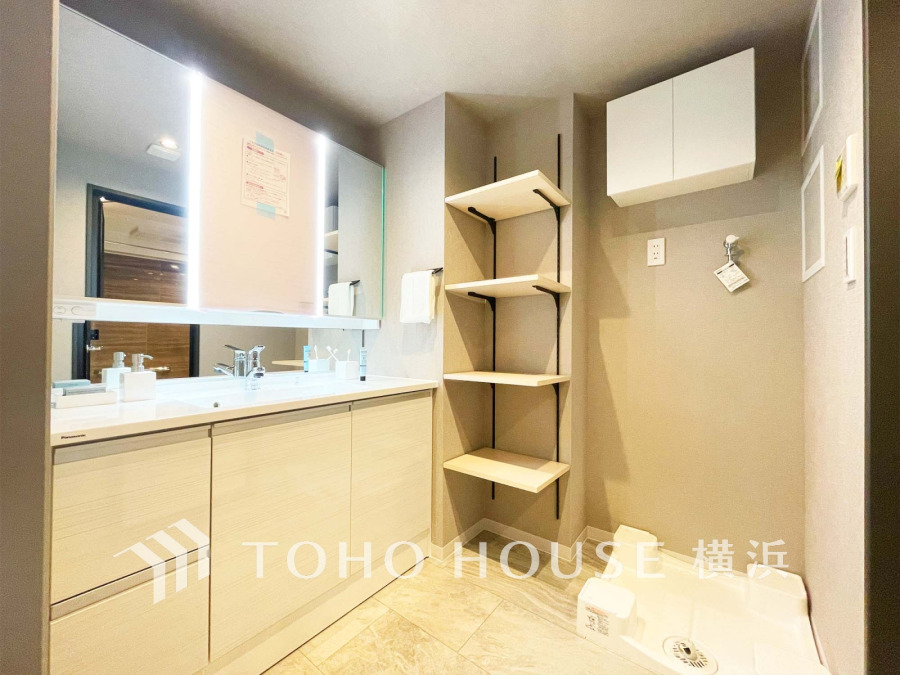 清潔感あふれる洗面室は収納棚と洗濯機置き場を備え、使い勝手の良い快適な空間です。