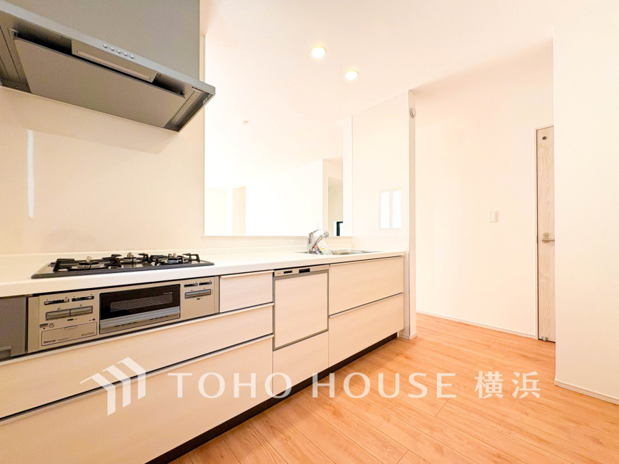 プライベートスペースを彩るインテリアとしての美と、快適な日常を支える機能性と強さがひとつになったキッチンです。開放的な対面カウンターキッチンはリビングと一体感のある空間。