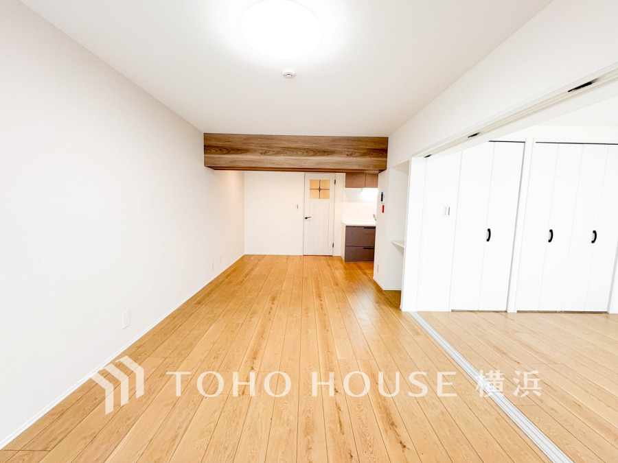 明るく開放的な空間が広がるLDK。室内には豊かな陽光が注ぎ込み、爽やかな住空間を演出。
