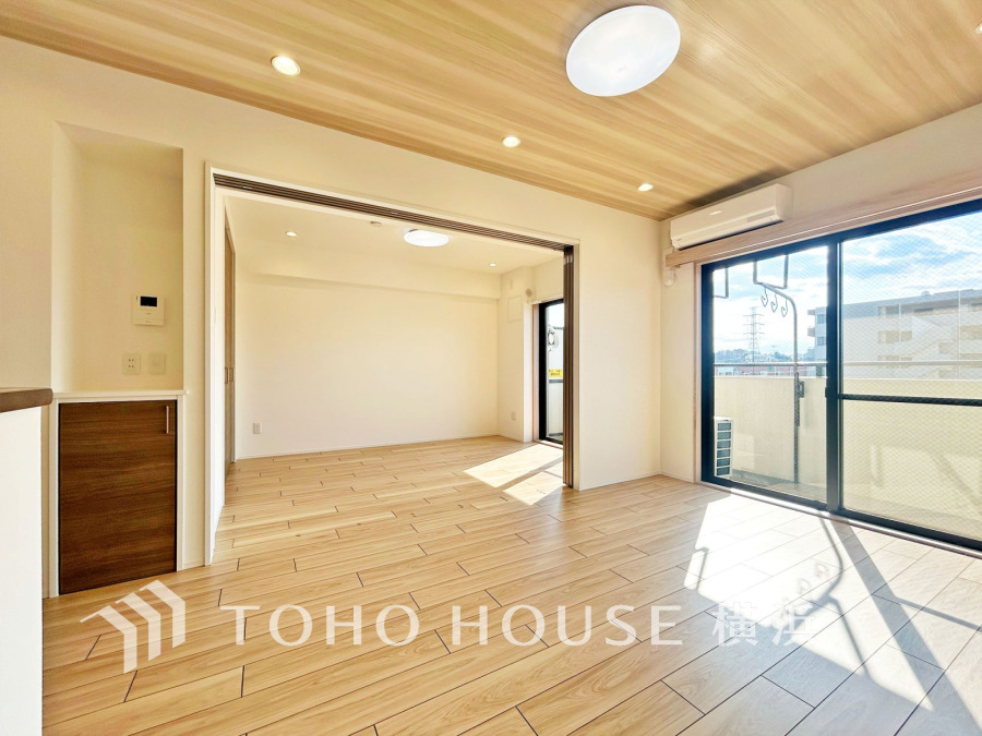 豊かな光が照らすこの場所は、たわいもない会話を楽しみ、ゆったりとした時間を過ごす場所。家族の日常が刻まれる大切な空間です。