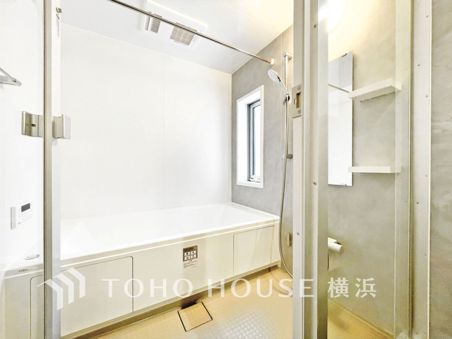 1日の疲れを取り心身を癒すことができる住まいの中のリラクゼーション空間、バスルーム。心からゆったりと寛いでいただけるよう、柔らかな色合いで仕上げています。