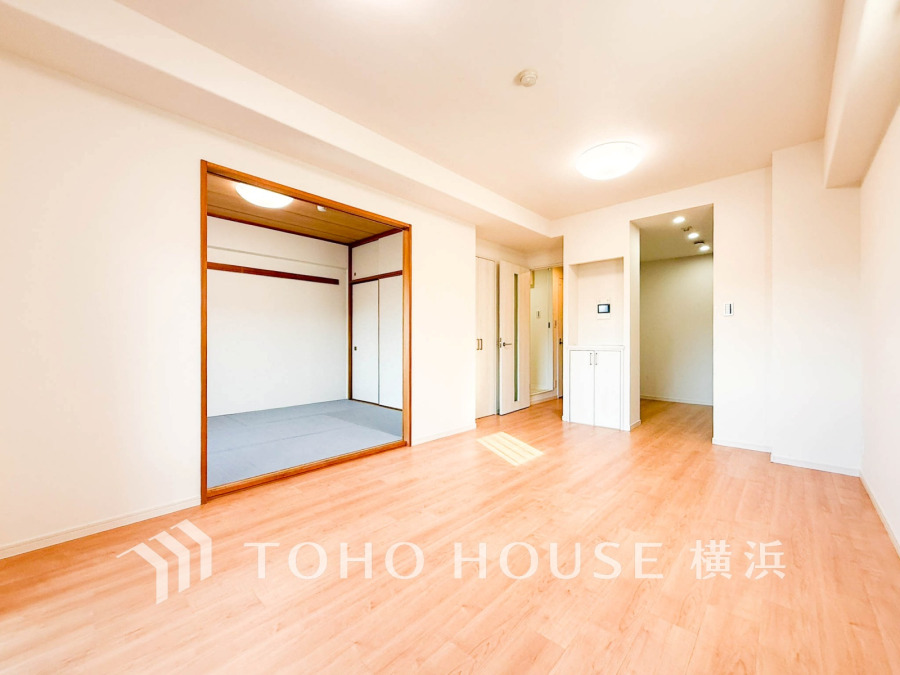 明るく開放的な空間が広がるLDK。室内には豊かな陽光が注ぎ込み、爽やかな住空間を演出。ホームパーティーでもゲストと一緒に料理を楽しみながら楽しい時間を過ごせそう。