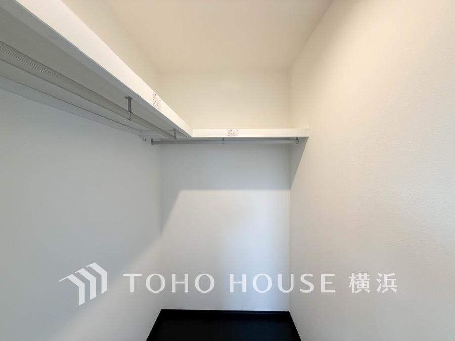 ひと目で収納物を確認できるウォークインクロゼットは、ゆとりの広さを備えた大型収納。数多くの衣類に加え、足元には引出しや衣装箱、シューズボックスなども収納することができます。