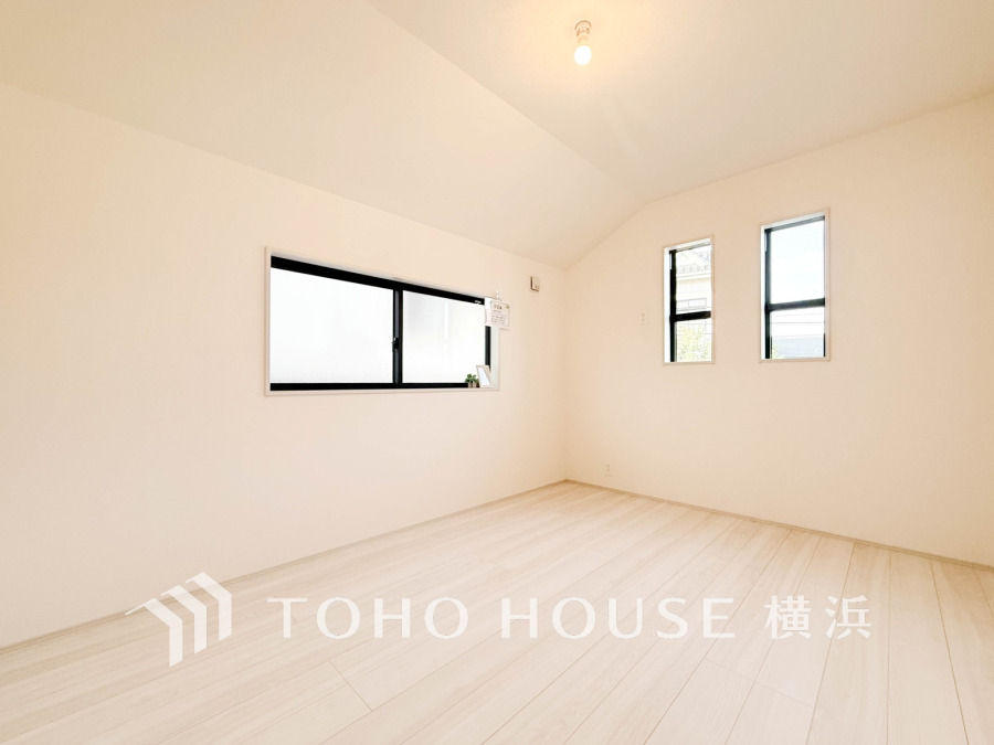 ２面採光の明るく爽やかな空間。プライベートな自分時間を快適に過ごせるお部屋です。