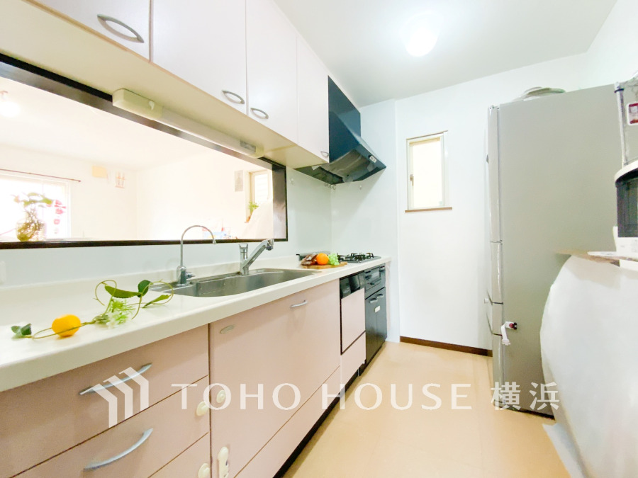 ご家族みんなで調理ができる位のスペースを実現したキッチン空間となっております。みんなで作った料理を召し上がりながらの会話は、どのような物になるのでしょうか。