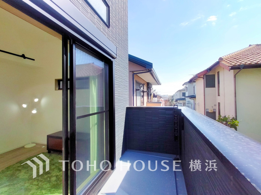 風を感じ青い空から太陽の恵みを感じる温もり溢れる佇まい。住む人を映し出す洗練された佇まいは、いつまでも輝き続けながらいつしか街の風景に溶け込んでいきます。