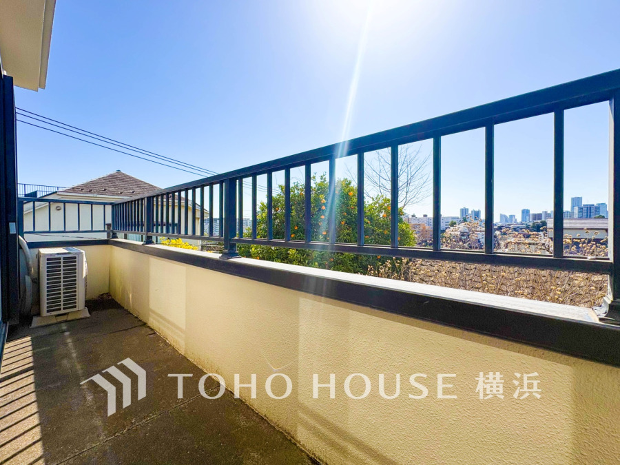 【2026年3月撮影】南向きの明るいバルコニー。爽やかに光と風を感じる空間です。