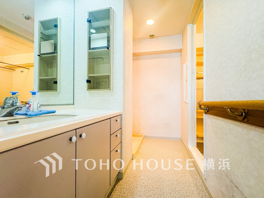 十分な大きさの洗面台は、身だしなみチェックや歯磨きなど、朝の慌ただしい時間でも余裕とゆとりを感じて頂けます。