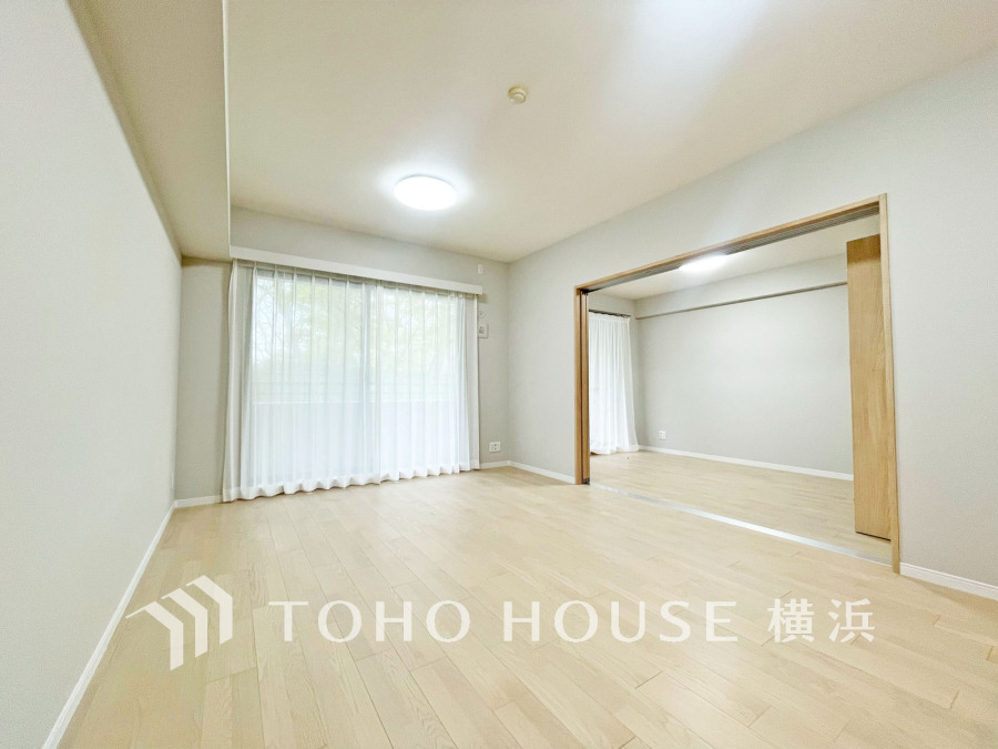 明るく開放的な空間が広がるLDK。室内には豊かな陽光が注ぎ込み、爽やかな住空間を演出。
