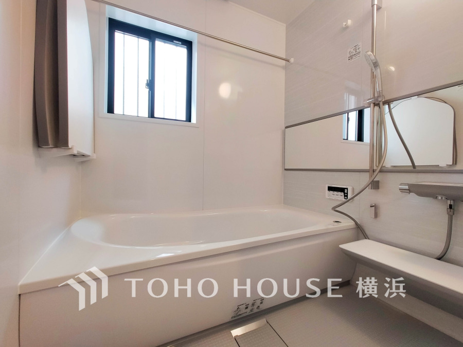 心地よいリラックスを叶える清潔感溢れる美しい空間。快適で機能的なバスルームです。
