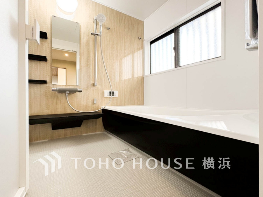 1日の疲れを癒すバスルームは、心地よいリラックスを叶える清潔感溢れる美しい空間です。心からゆったりと寛いでいただけるよう、ゆとりのスペースを確保してます。