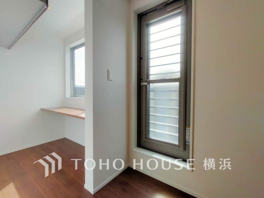 キッチンには約1.5帖の家事室が隣接・便利なカウンター付きです。