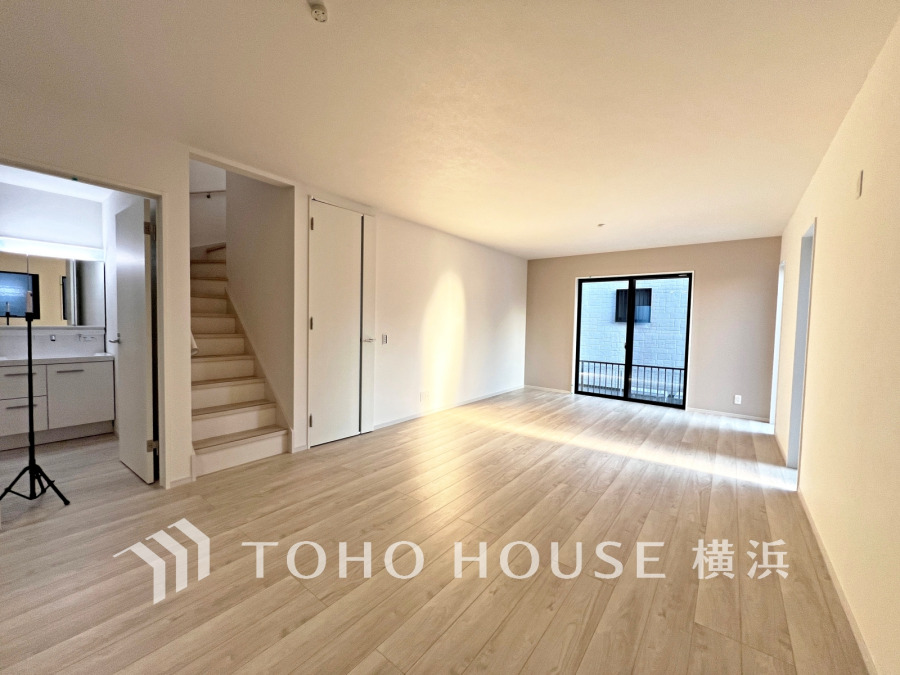 ここにはみんなが集い、食事と楽しい会話が始まる。話に夢中になりすぎて、ついつい時を忘れてしまう。そんな束の間の幸せを感じさせてくれる場所。