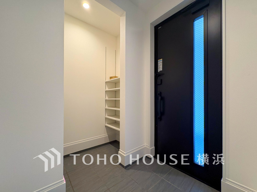 豊かなプライベートタイムへ誘うモダンテイストな玄関。デザインや素材が美しい調和を奏でている空間。ゲストを迎える空間はゆとりと優しさを滲ませます。